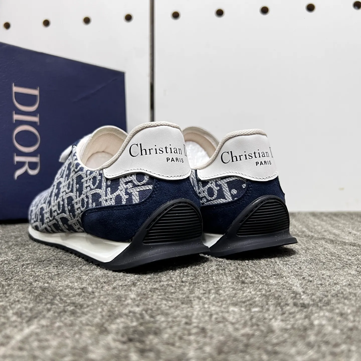 Factory price: 420💰【DIAo•Dior】Original quality.~ Unique modern style sneakers. 🏃A must-have casual shoe for trendy men😍😍 Original brand imported from Italy, imported original leather, sheep lining (refuses to discolor and grind feet) Sole: Original sole provided by the original factory, French lazy style design ⚠️Fit to the feet, original quality, super comfortable original sole. It’s like shooting the real thing 🎬The real thing is better, high-quality sneakers, size: 38-44, custom-made 45